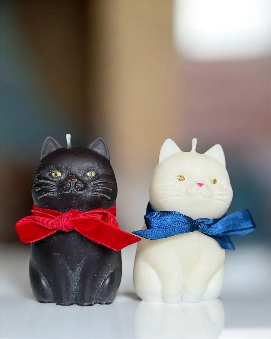 Ароматни свещи котета — черно и бяло коте с панделки